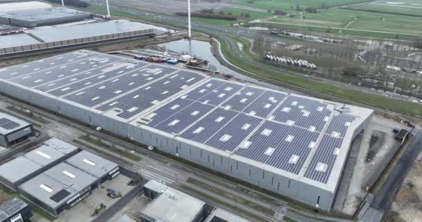 太阳能电池板覆盖的大型现代配送中心空中无人驾驶图像 — 图库视频影像