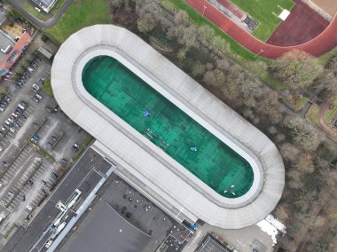 De Vechtsebanen, Hollanda 'nın Utrecht kentinde yer alan bir spor kompleksidir. Kısmen kapalı olan 400 metre açıklıktaki kuş bakışı pistte uzun paten pisti ve buz hokeyi ve figürleri için kapalı bir salon.