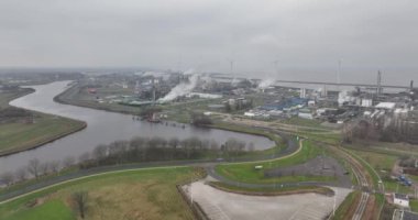 Hollanda 'nın Groningen kentindeki Delfzijl limanındaki Gliserin Rafineri, tuz fabrikası ve diğer petrokimyasal tesisler de dahil olmak üzere hava kuşları kimya endüstrisine bakıyorlar..