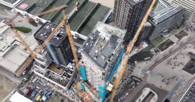 Utrecht, Hollanda, 7 Şubat 2024: Consturciton işçileri Utrecht Centraal çevresinde yeni bir lüks konut inşaatının tepesinde.