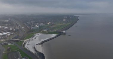 Hollanda 'nın kuzeyinde Delfzijl, Groningen, önemli endüstriyel liman ve yerleşim bölgesi. Havadan kuşların bakış açısı.