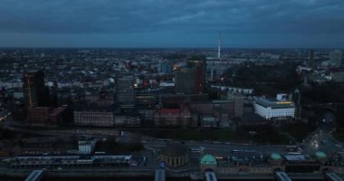 St. Pauli Landungsbrucken, St. Pauli Köprüleri yolcu terminali Hamburg, Almanya. Pontolar ve turist tekneleri.