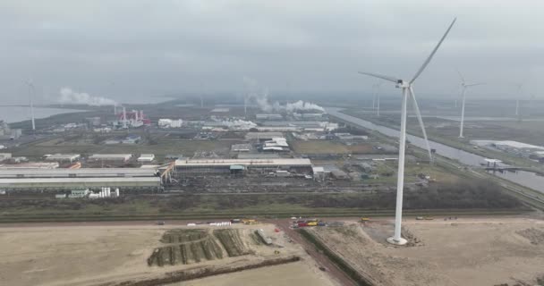 オランダのグリセリン精製所 塩工場 その他の石油化学施設などの化学工業に関する航空鳥の視点 — ストック動画