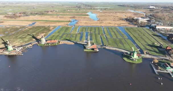 ザイセン人 ザイアン地方の記念碑的な木造建築と工場 歴史的なオランダの風車 観光名所 オランダの文化 — ストック動画