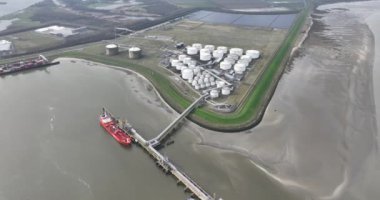 Terneuzen, Hollanda 'daki Sıvı Depolama Terminali. Enerji ürünleri, fosil, biyolojik yakıtların taşınması lojistik ve depolama araçları.