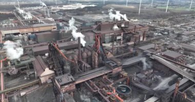 Ağır endüstri, Gent Belçika 'da metal balast funace olarak çalışıyor. Kurulumdaki hava aracı görüntüsünü kapatın. Çelik fabrikası.