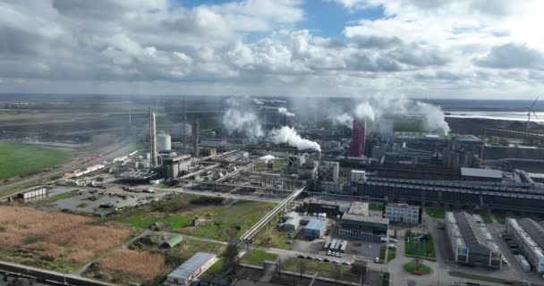 肥料産業 煙のスタック ゼーランド オランダ 空飛ぶ鳥の視線 — ストック動画