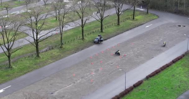 Motorsykkel Kjøring Leksjoner Trafikk Konuser Instruktør Studenter Undervisning Bygging Forverres – stockvideo