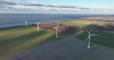 Rüzgar türbini çiftliğinde sürdürülebilir enerji üretimi. Sürdürülebilir bir şekilde rüzgardan gelen güç ve elektrik. Temiz hava ve tarımsal iklim değişikliğini ölçüyor. Hava görünümü.