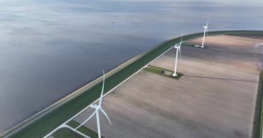 Rüzgar türbini çiftliğinde sürdürülebilir enerji üretimi. Sürdürülebilir bir şekilde rüzgardan gelen güç ve elektrik. Temiz hava ve tarımsal iklim değişikliğini ölçüyor. Hava görünümü.