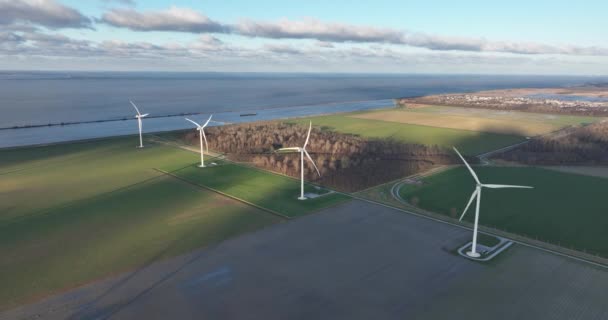 风力涡轮机厂可持续能源生产 以可持续的方式从风力发电 清洁空气和测量气候变化的影响 空中景观 — 图库视频影像