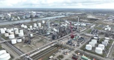 Hollanda, Moerdijk 'teki büyük bir kimyasal ürün rafinerisinin insansız hava aracı görüntüsü, ağır endüstriyel tesisler, işlem ekipmanları, borular, bacalar, silolar ve depolama üzerine odaklanmaktadır.
