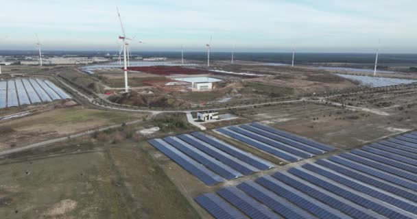 Solární Panely Průmyslové Zóně Poskytující Udržitelnou Zelenou Energii Pohled Ptačích — Stock video