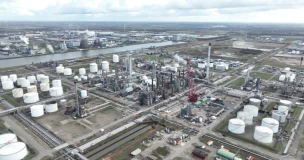 オランダのムエルディクにある大規模な化学製品精製所の空中ドローンビューは 重工業施設 加工設備 パイプ サイロ 貯蔵に焦点を当てています — ストック動画