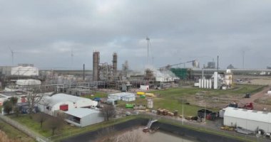 Delfzijl, Groningen, Hollanda, 3 Aralık 2023: Delfzijl Groningen limanındaki tuz kimyasına dayanan kimyasal sanayi parkı. Batıda Eems ile sınırlıdır.