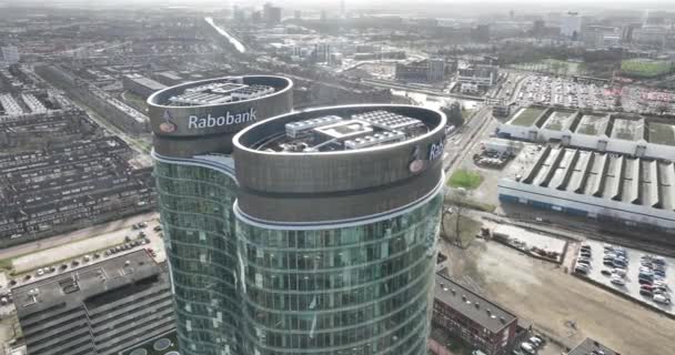 荷兰乌得勒支 2024年2月7日 拉博银行在乌得勒支 Utrecht 的办公大楼 拉博银行Bestuurscentrum 或Rabotoren 也被称为双筒望远镜 Binoculars 大银行 — 图库视频影像