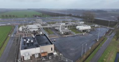 Slochteren, Groningen, Hollanda, 3 Aralık 2023: NAM konum çıkarma ve gaz tedavi merkezinden Nederlandse Aardolie Maatschappij. Doğal gaz burada, derin sulardan çıkarılıyor.