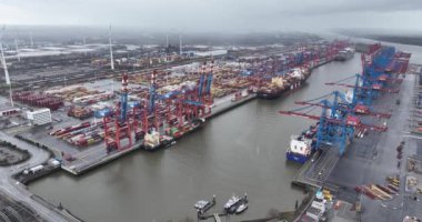 Hamburg, Almanya, 30 Aralık 2023: Eurogate Konteynır Terminali ve HHLA Konteynır Terminali, CTB 'ye hava aracı kuş bakışı bakış. Konteynırlar yüklendi ve boşaltıldı. PortName