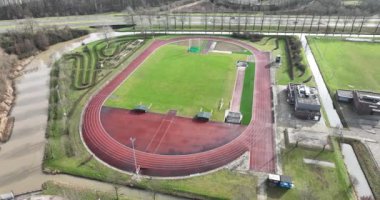 Koşu pisti oval alanı, atletizm ve spor manzarası.