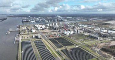 Moerdijk 'teki ağır sanayi bölgesi, Hollands Diep kanalı nehri boyunca bulunan petrokimyasal rafineri, güneş panelleri ve nakliye güzergahları da dahil..