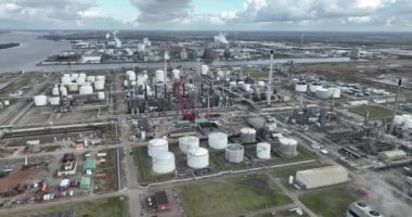 Hollanda, Moerdijk 'teki büyük bir kimyasal ürün rafinerisinin insansız hava aracı görüntüsü, ağır endüstriyel tesisler, işlem ekipmanları, borular, bacalar, silolar ve depolama üzerine odaklanmaktadır.