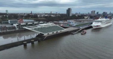 Hamburg, Kreisfreie Stadt, Almanya, 30 Aralık 2023: Hamburg 'daki Rıhtım Ofisi Binası' nda, Hamburg Nehri 'nin kuzey kıyısındaki Elbe konteynırının karşısındaki hava aracı görüntüsü