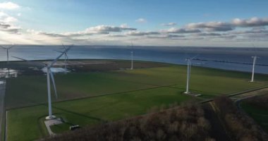 Almere, Flevoland, Hollanda, 7 Ocak 2024: Rüzgar türbini çiftliğinde sürdürülebilir enerji üretimi. Sürdürülebilir bir şekilde rüzgardan gelen güç ve elektrik. Temiz hava ve ölçümler.