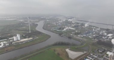 Delfzijl Groningen limanındaki tuz kimyasına dayanan kimyasal sanayi parkı. Kuzeyde Zeehavenkanaal, batıda Eems ile çevrilidir..