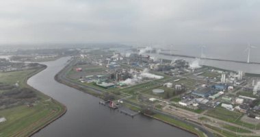 Delfzijl Groningen limanındaki tuz kimyasına dayanan kimyasal sanayi parkı. Kuzeyde Zeehavenkanaal, batıda Eems ile çevrilidir..