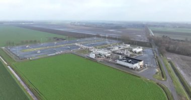 Slochteren, Groningen, Hollanda, 3 Aralık 2023: NAM konum çıkarma ve gaz tedavi merkezinden Nederlandse Aardolie Maatschappij. Doğal gaz burada, derin sulardan çıkarılıyor.