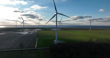 Almere 'deki polarda sürdürülebilir rüzgar türbinleri. Su boyunca yeşil alanlar. Yenilik ve sürdürülebilir enerji üretimi.
