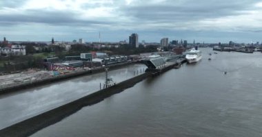 Hamburg, Kreisfreie Stadt, Almanya, 30 Aralık 2023: Hamburg 'daki Rıhtım Ofisi Binası' nda, Hamburg Nehri 'nin kuzey kıyısındaki Elbe konteynırının karşısındaki hava aracı görüntüsü
