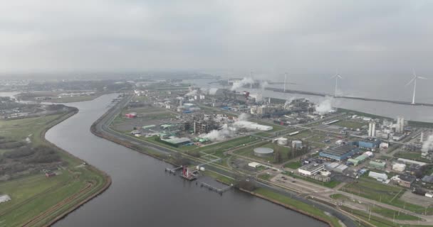 Delfzijl Groningen港口以盐水化学为基础的化学工业园区 它与西方的Eems人相邻 与北方的Zeehavenkanaal人相邻 — 图库视频影像