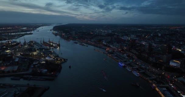 Elbe Hamburg Und Die Innenstadt Entlang Des Flusses Der Nacht — Stockvideo
