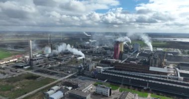Sluiskil 'deki gübre fabrikası. Şirket, ürünlerin büyük çoğunluğunun gemiyle taşınabilmesi için Ghent 'ten Terneuzen' e doğrudan kanalda yer almaktadır. SLuiskil