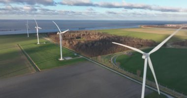 Almere, Flevoland, Hollanda, 7 Ocak 2024: Rüzgâr çiftliği Jaap Rodenburg, Almere Pampus, N701 boyunca sigorta şirketi ASR 'ye ait bir rüzgar çiftliği. .