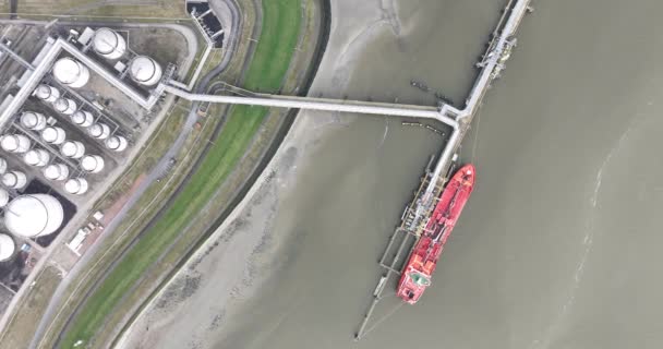 ピア石油エネルギー製品の貯蔵ターミナルにドッキングされた船の上下ビュー テルニゼン オランダ — ストック動画