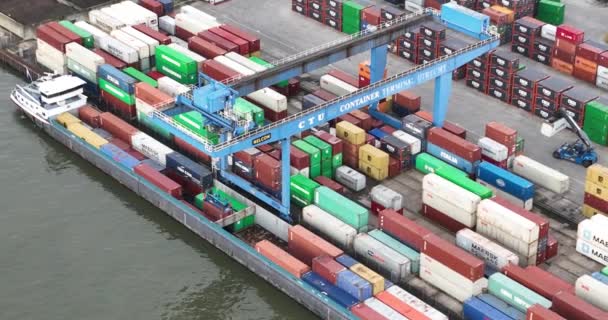 Utrecht Nizozemsko Února 2024 Vnitrozemská Lodní Loď Jeřáb Kontejnerovém Terminálu — Stock video