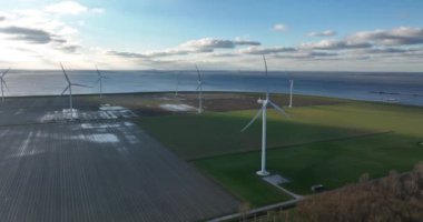 Almere, Flevoland, Hollanda, 7 Ocak 2024: Rüzgâr çiftliği Jaap Rodenburg, Almere Pampus, N701 boyunca sigorta şirketi ASR 'ye ait bir rüzgar çiftliği. .