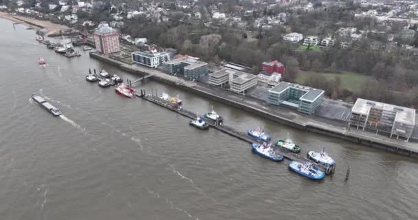Hamburg Sleepboten Liggen Afgemeerd Pier Neue Schlepperbrucke Scheepvaart Maritieme Activiteiten — Stockvideo