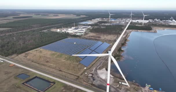 比利时工业区太阳能和风能发电 在银砂 石英砂或白砂公司旁边 — 图库视频影像
