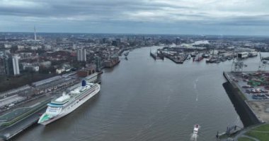Hamburg, Kreisfreie Stadt, Almanya, 30 Aralık 2023: Hamburg Cruise Center Altona 'da hava aracı görüntüsü, yolcu gemisi onun yanına yanaştı. Elbe Nehri ve arka plandaki şehir. Hava aracı