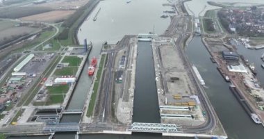 Hollanda 'nın Terneuzen kentindeki Kuzey Denizi Terneuzen Kilit Kompleksi veya Deniz Kilitleri, Batı Scheldt' in nakliye kanalından Gent-Terneuzen Kanalı 'na ve dolayısıyla da