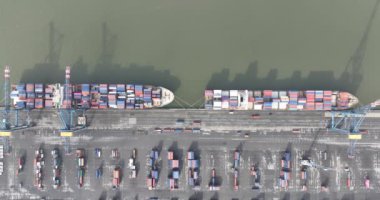Waaslandhaven 'daki tepeden aşağıya insansız hava aracı görüntüsü. Waaslandhaven, Antwerp limanının Scheldt 'in sol kıyısında yer alan bir parçasıdır..