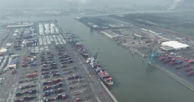 Waaslandhaven 'daki tepeden aşağıya insansız hava aracı görüntüsü. Waaslandhaven, Antwerp limanının Scheldt 'in sol kıyısında yer alan bir parçasıdır..