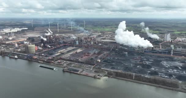 比利时根特附近一个大型高炉和金属制造厂的焦炉排放 空中无人驾驶飞机视图 — 图库视频影像