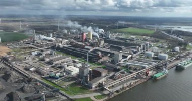 Zeeland 'in Sluiskil kentindeki gübre fabrikası Gent ve Terneuzen bölgesindeki karbondioksiti gemiyle yurtdışına taşıyacak. Hollanda 'da. Hava aracı görünümü.