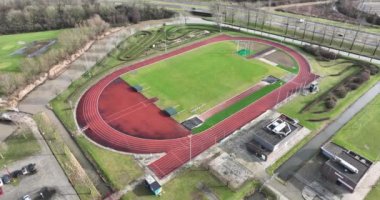 Koşan bir pistin hava aracı görüntüsü. Spor ve eğlence, atlet koşu ve sağlıklı yaşam tarzı..