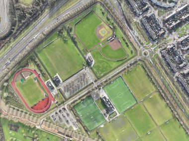 Spor sahaları eğlencesi ve boş zaman aktivitesi kuşları hava aracı görüşü.