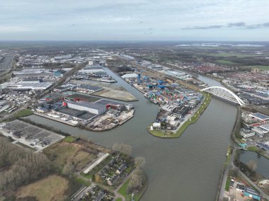 Utrecht, Hollanda, 7 Şubat 2024, Utrecht sanayi limanı. Havadan kuşların bakış açısı. Protonhaven, Kernhaven, Energiehaven Mesonhaven Merwedekanaal